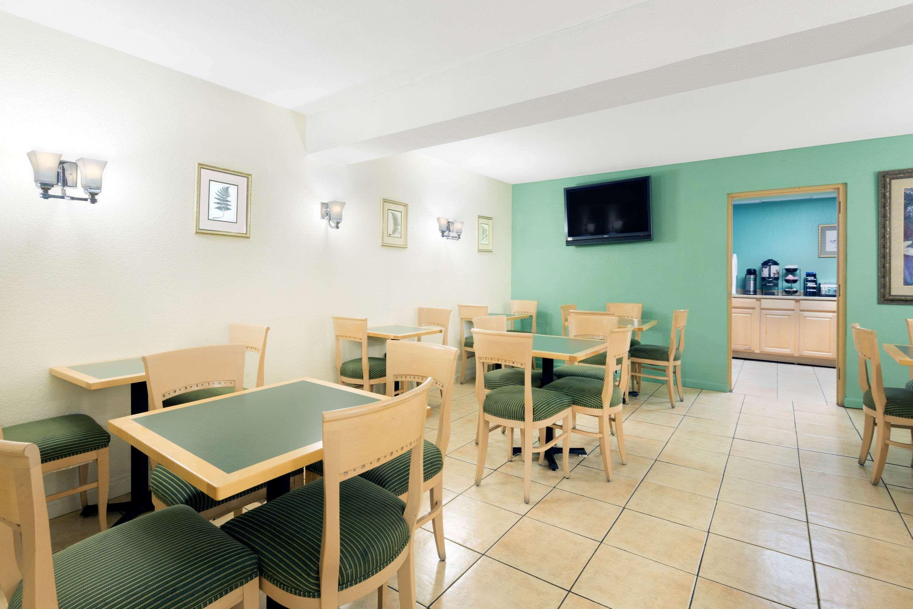 Ramada By Wyndham Harrisonburg Motel Exterior photo